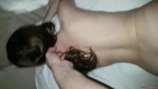 Волосатый мужчина трахается с сочной стройной девушкой раком в постели #2