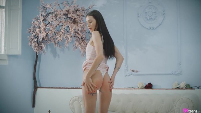 Крошка невероятно красивая и готова бесконечно долго скакать на члене #1