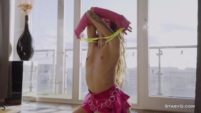 Утреннее соло длинной ногой девушки с неповторимым эротизмом #2