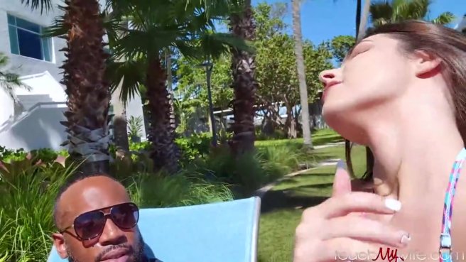 Мексиканская кроха и её активные скачки на негритянском члене #1