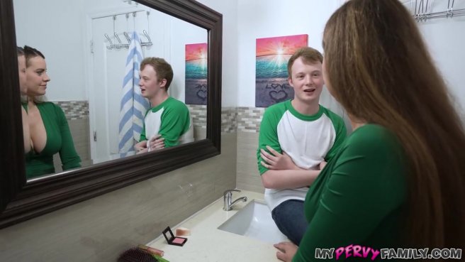 Сводный братан, чей хуй заставляет сестру таять #1